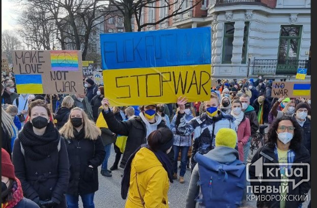 У німецькому місті Гамбург криворіжці вийшли на мітинг на підтримку України