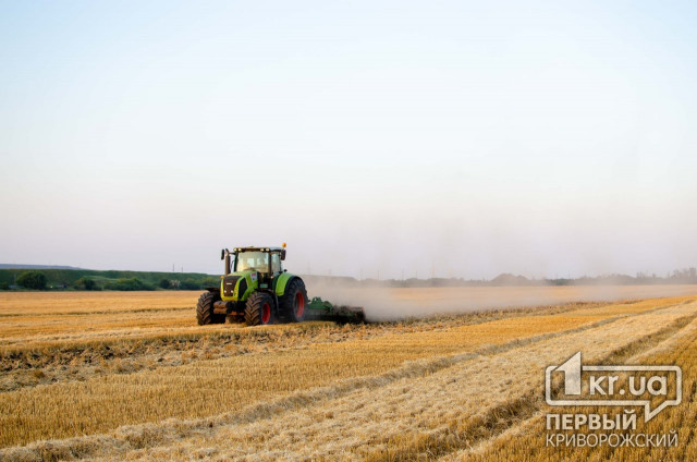 Окупанти прицільно б'ють по сільськогосподарській техніці та підривають продовольчу безпеку в Україні і світі