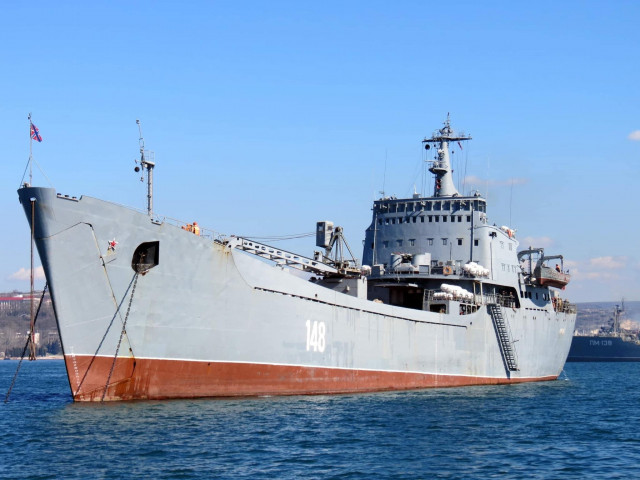 Українські захисники знищили великий десантний корабель окупантів