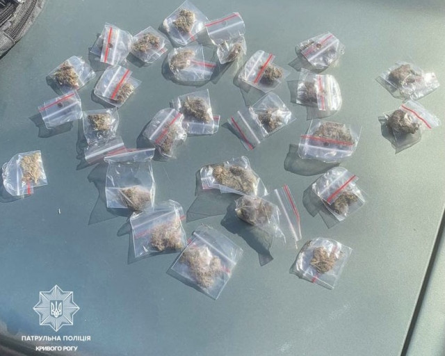 У Кривому Розі патрульні виявили у чоловіка речовини, схожі на заборонені