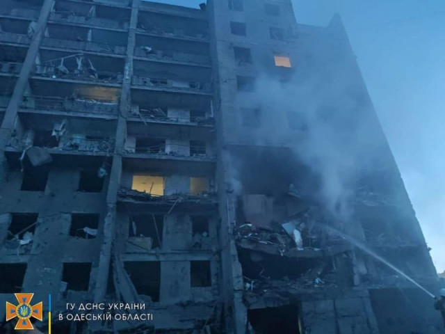 Російська армія вдарили ракетою по 9-ти поверховому будинку в Одесі, знайдено 17 загиблих