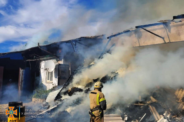 В Криворожском районе бойцы ГСЧС ликвидировали пожар в хозяйственном сооружении