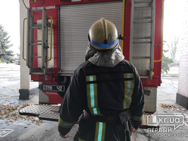 В Кривом Роге загорелось заброшенное здание, пострадал мужчина