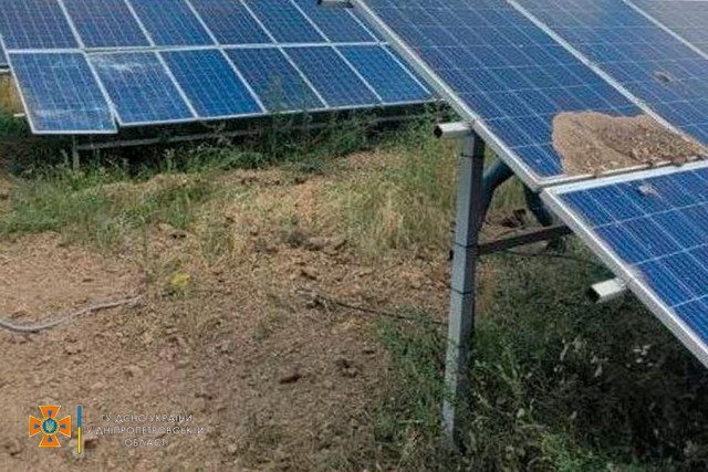 Из-за обстрела в Криворожском районе разбита солнечная электростанция и горит поле с пшеницей