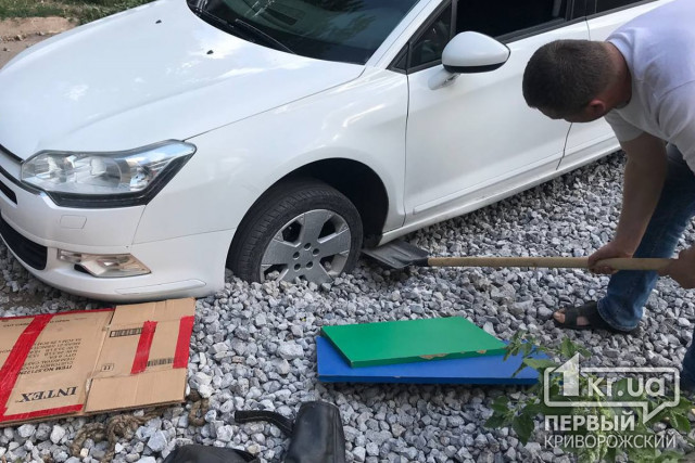 В Кривом Роге автомобиль застрял в щебне