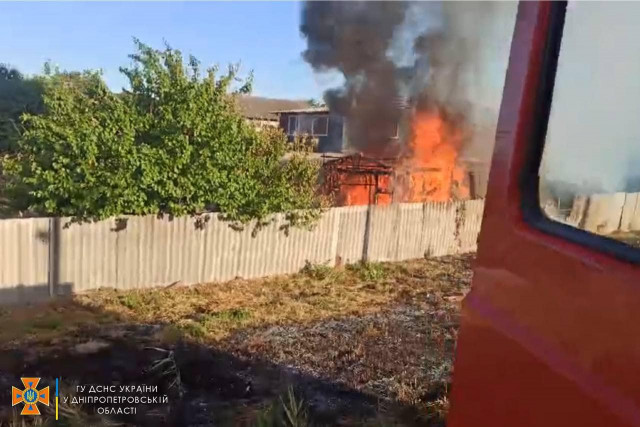 Спасатели в Кривом Роге тушили пожар в хозяйственном сооружении