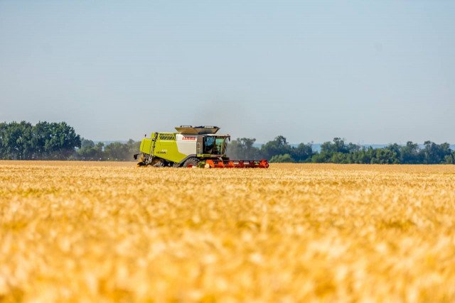 На Днепропетровщине аграрии собрали первый миллион тонн зерна