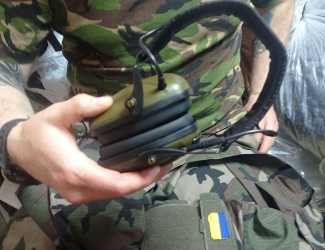Криворізькі волонтерки збирають кошти на активні навушники артилеристам
