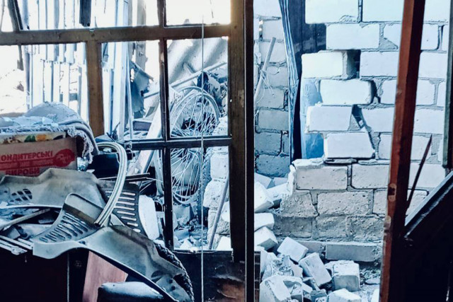 Загиблий та понівечені будинки: у військовій адміністрації показали наслідки обстрілу Нікопольщини