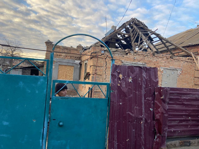 Враг обстрелял жилые кварталы Никопольского района: полиция документирует последствия