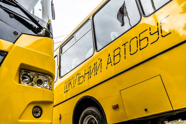 Еще десять школьных автобусов получили громады Днепропетровщины