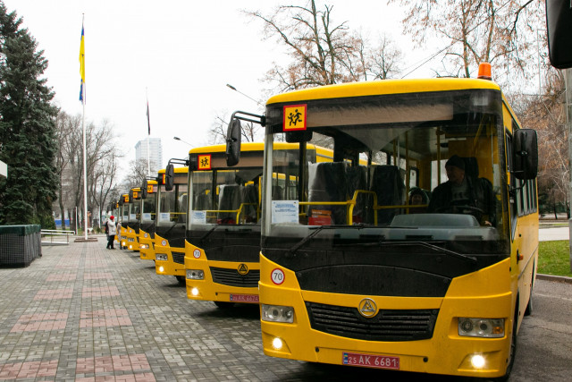 В школы на Днепропетровщине передали новые автобусы