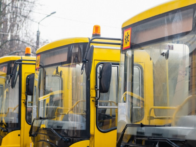 Ще шість громад Дніпропетровщини отримали ключі від нових шкільних автобусів
