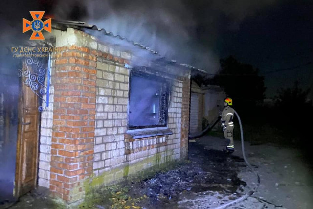 В Кривом Роге тушили пожар на территории частного дома