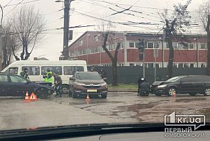 У Кривому Розі зіштовхнулись чотири автівки