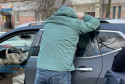 На взятке разоблачили начальника управления одного из городских советов Днепропетровской области