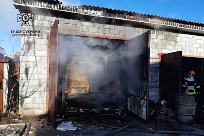 В Кривом Роге горел гараж вместе с автомобилем