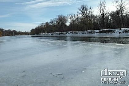 Криворожские спасатели наградили мужчину, который вытащил девочку из-под льда