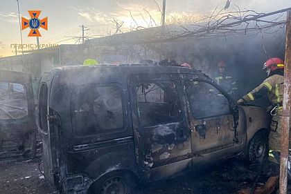 В Кривом Роге горел гараж с автомобилем внутри