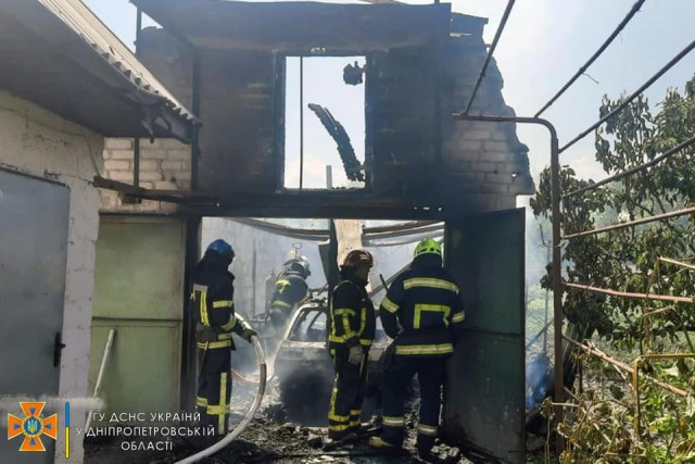 У Кривому Розі загорівся гараж разом з автомобілем