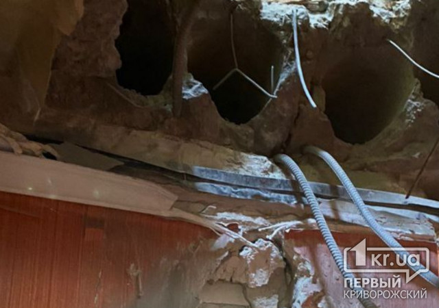 У Криворізькому районі розбирають наслідки нічного обстрілу