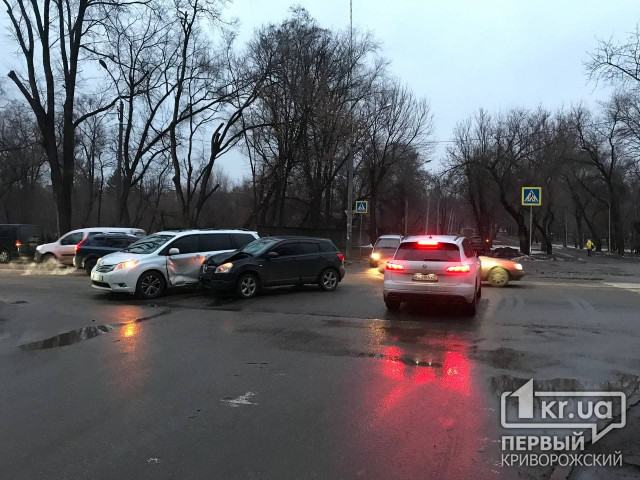 В Кривом Роге столкнулись два легковых автомобиля