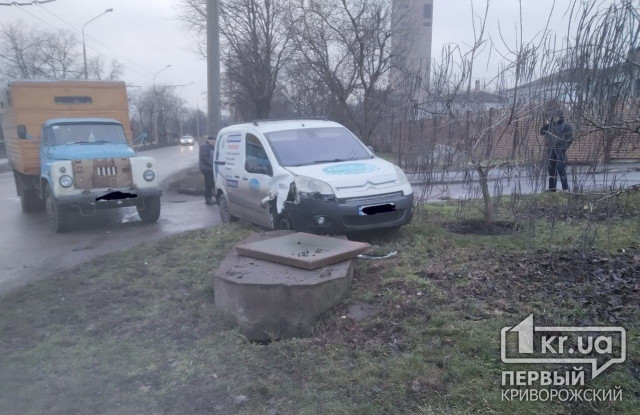 В Кривом Роге случилось ДТП с участием служебного автомобиля