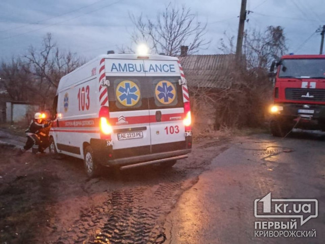 Криворожские спасатели вытянули карету ЭМД из грязи