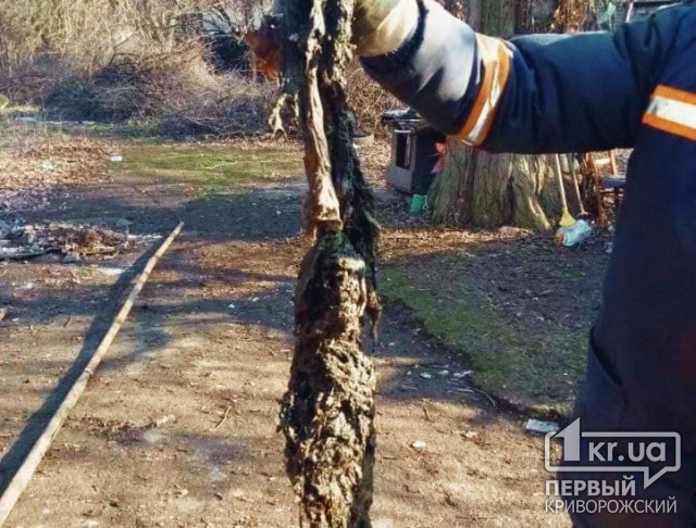 Работники Кривбассводоканала “воюют” с мусором в канализации