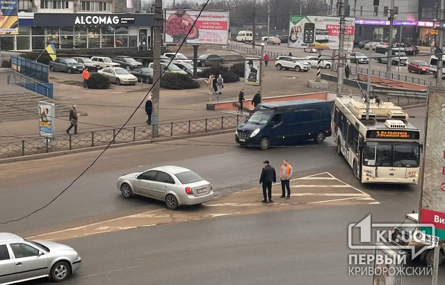 В Кривом Роге на кольце 95 квартала столкнулись троллейбус и легковушка