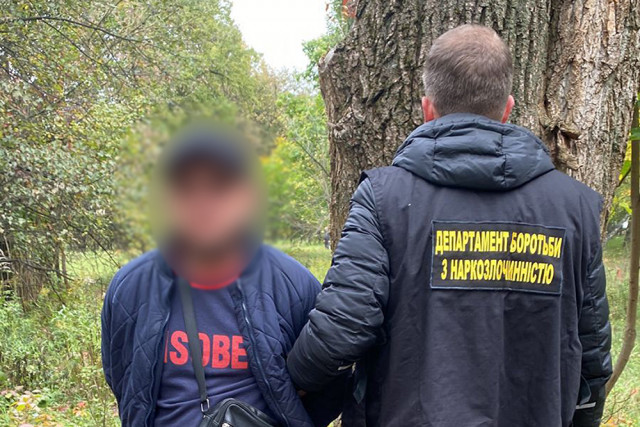 Спіймали “на гарячому”: криворіжця затримали коли він розповсюджував медатон у Києві