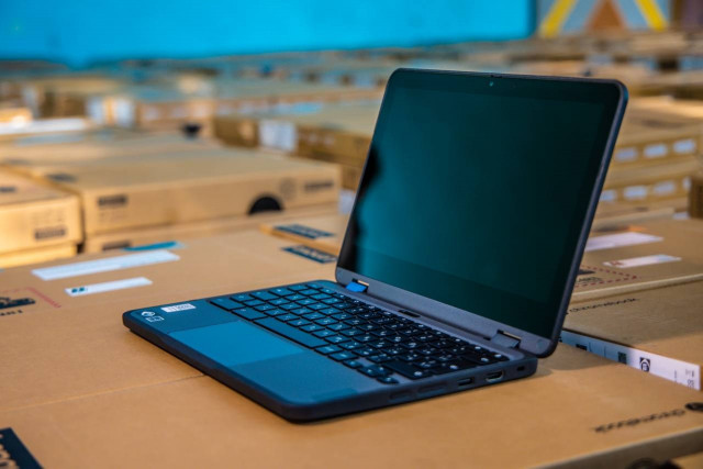 Зеленодольская громада получила 25 ноутбуков для педагогов