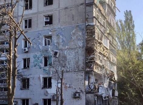 Вражеская ракета упала во двор многоэтажки в Запорожье