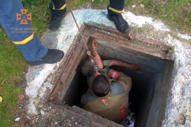 В Никополе спасли мужчину, который упал в 4-метровую яму