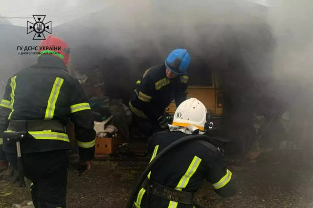 Криворожские спасатели ликвидировали пожар в гараже с автомобилем внутри