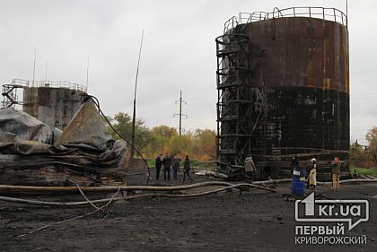 Перші фото з місця влучання російської ракети в нафтобазу у Кривому Розі