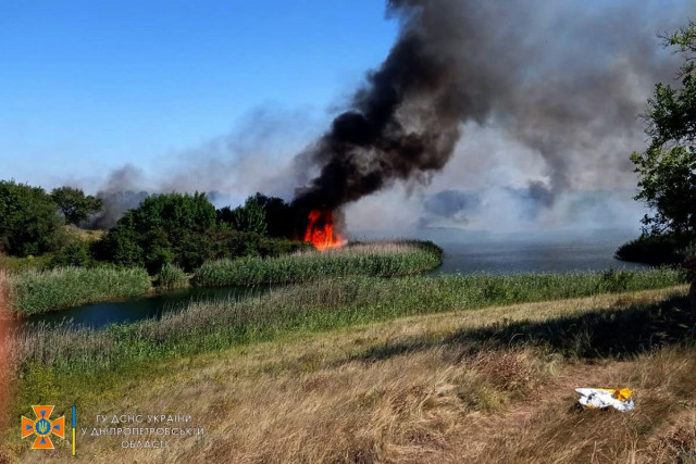 У Кривому Розі та Криворізькому районі вогнеборці загасили масштабні пожежі в екосистемах
