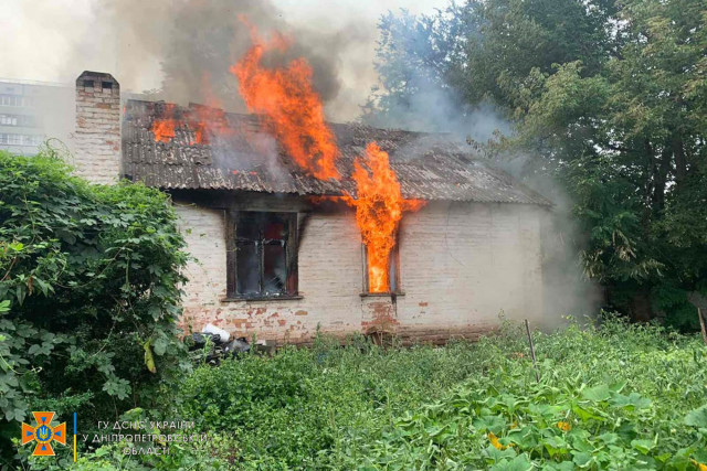 Пожарные ликвидировали пожар в доме в Кривом Роге