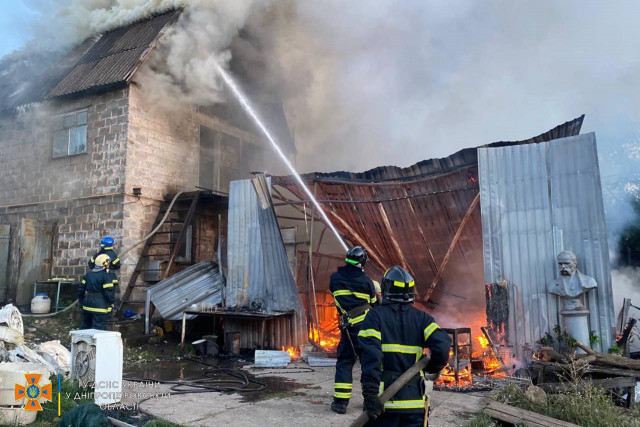 В Кривом Роге чрезвычайники ликвидировали пожар в доме