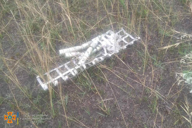 Пиротехники продолжают уничтожать боеприпасы в Криворожском районе