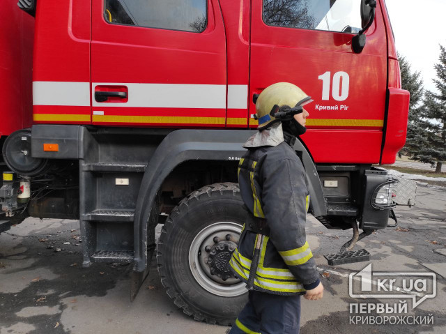 В Кривом Роге спасатели вывели мужчину из горящей квартиры