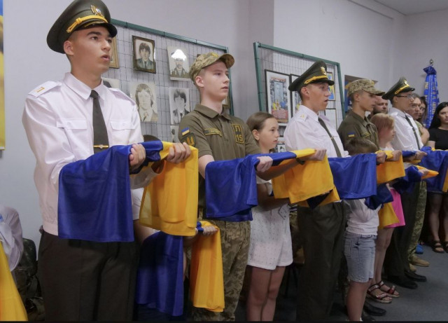 Криворожские дети передали в воинские части флаги Украины