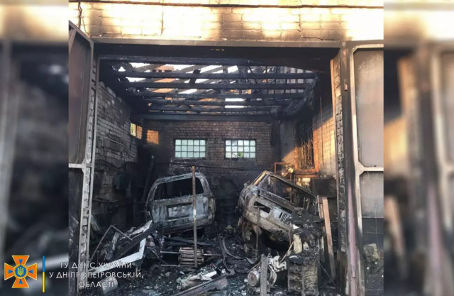 В Кривом Роге сгорели два автомобиля в гараже