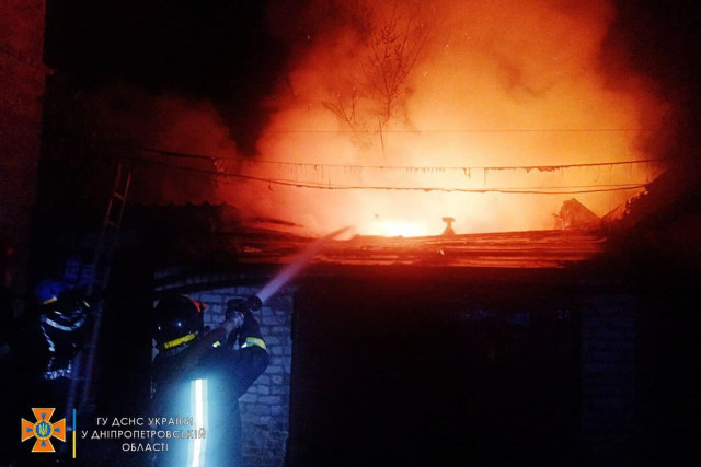 Криворожские спасатели потушили пожар в частном домовладении