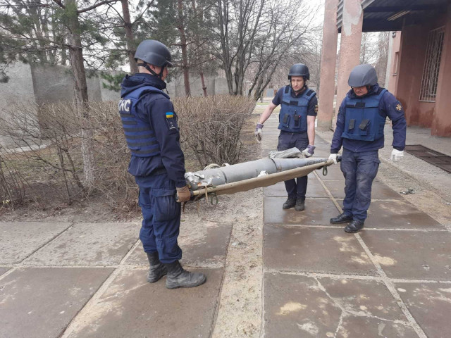 Українські сапери голіруч знешкоджують боєприпаси, якими росіяни обстрілюють мирні міста