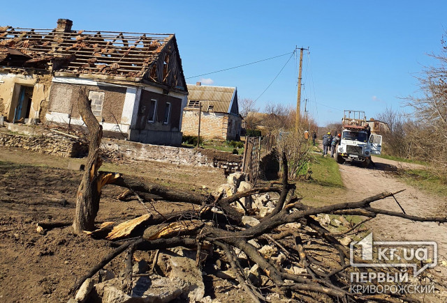 У селі неподалік Кривого Рогу, яке постраждало від обстрілів, відновлено електропостачання