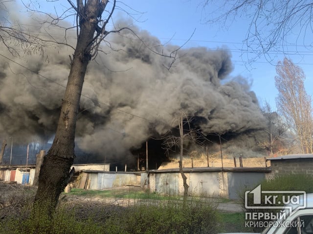 У Кривому Розі горить склад будівельних матеріалів