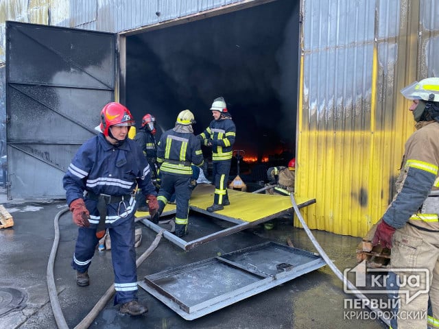 Постраждалих і загиблих під час пожежі на складі у Кривому Розі немає