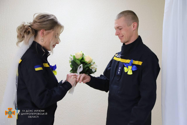 На Дніпропетровщині одружилася пара рятувальників На Дніпропетровщині одружилася пара рятувальників