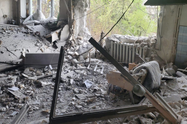 Окупанти зруйнували сім житлових будинків на Луганщині і влучили втретє в нафтопереробний завод